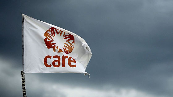 CARE-Flagge weht im Südsudan Eine Flagge mit CARE-Logo weht vor dunklem Himmel im Südsudan.