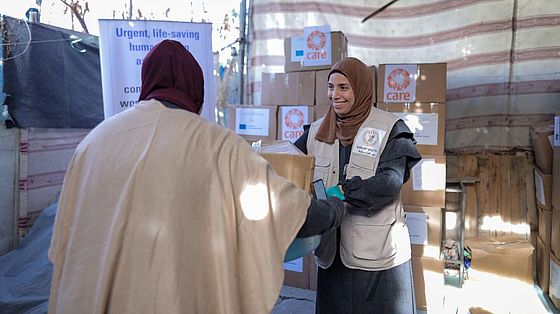CARE-Partnerorganisation verteilt Hilfsgueter in Gaza. Helferin einer CARE-Partnerorganisation verteilt Hilfsgueter.